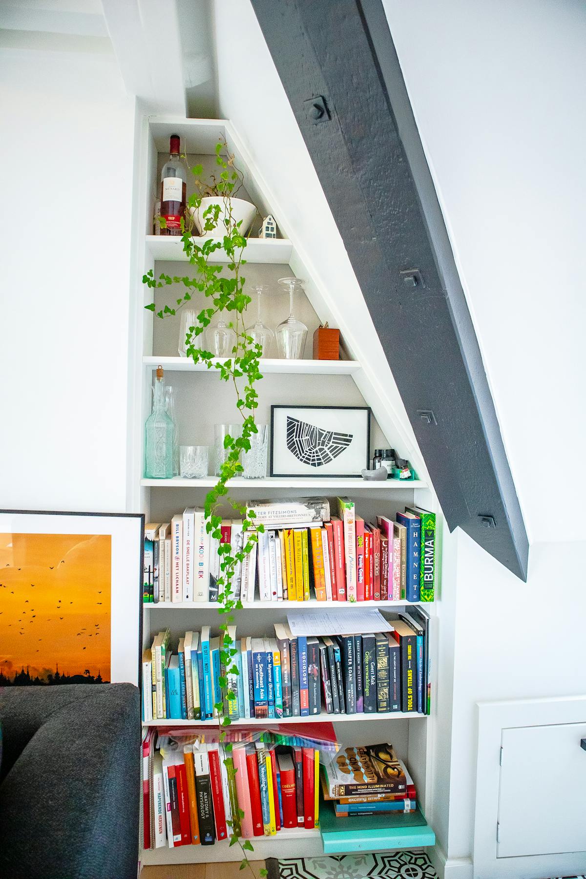 Real open shelving with books and display objects for made-to-measure shelving inspiration.